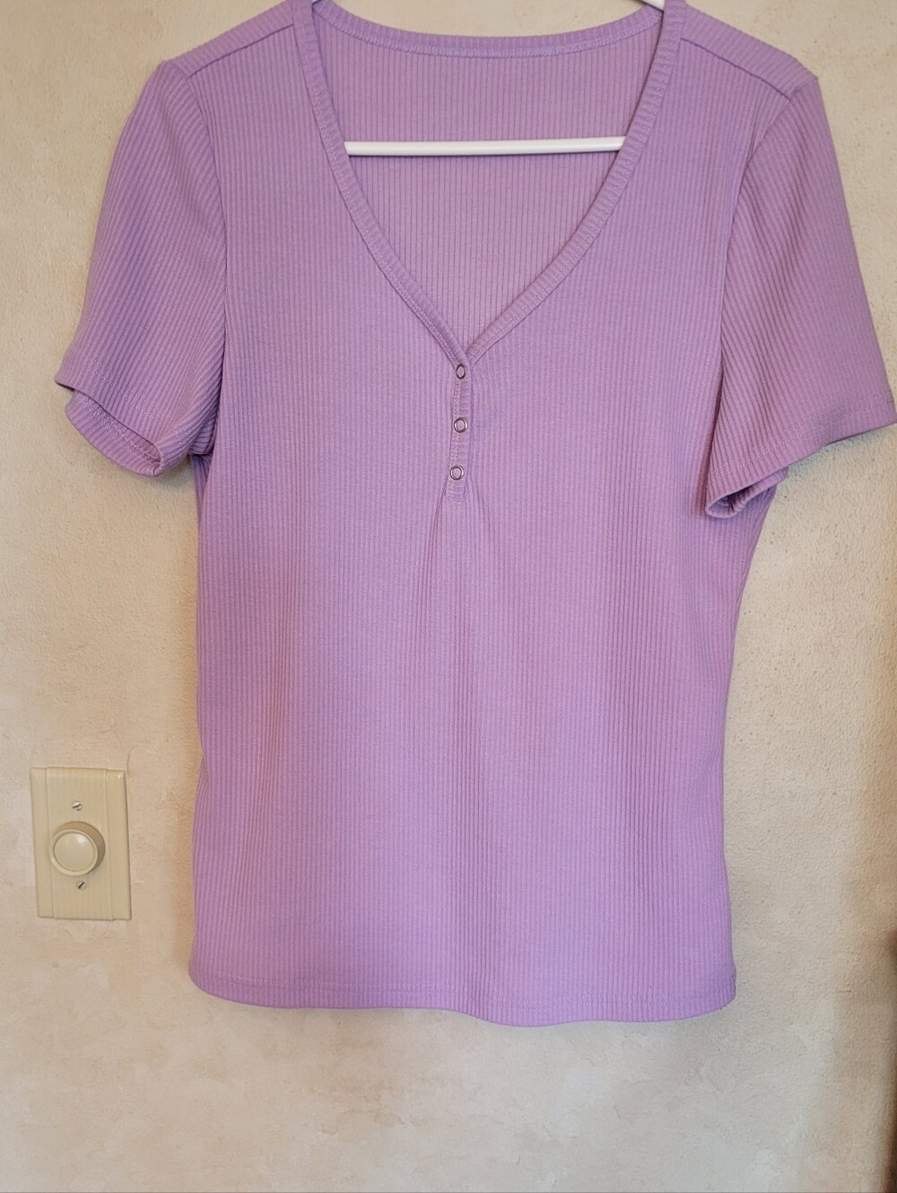 Ribbed Lavender Short Sleeve T-shirt Upgraded. Soft Fabric & V-neck & Snaps M